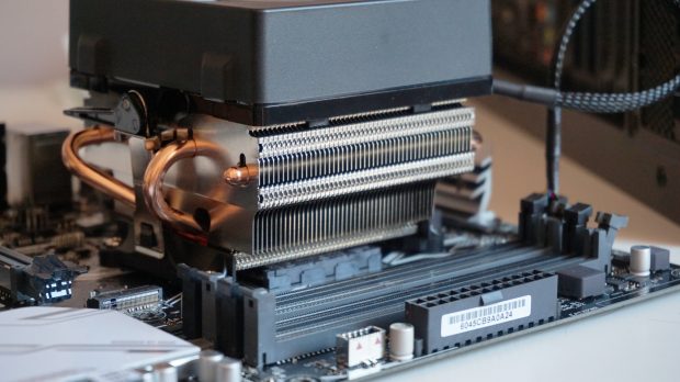 Die DIMM-Steckplätze für Ihren Arbeitsspeicher befinden sich normalerweise direkt neben Ihrer CPU.