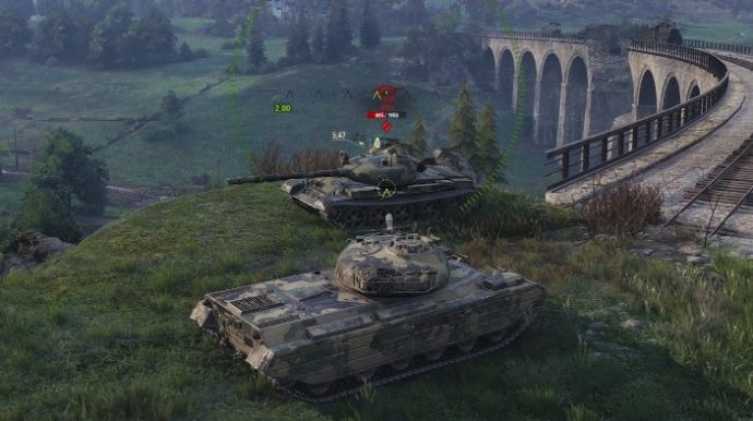 Ein Panzer betrachtet einen anderen auf einem Hügel in der Welt der Panzer