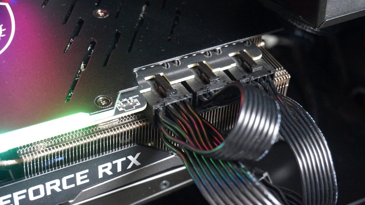 Фотография тройки разъемов питания MSI GeForce RTX 3090 Gaming X Trio.